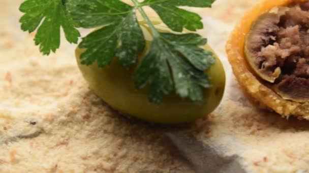 Gros plan sur Olive ascolane - cuisine italienne - Séquence, vidéo