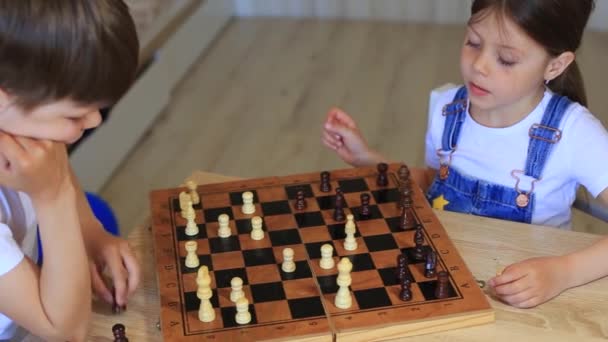 Ένα παιδί παίζει σκάκι. Τα παιδιά στην απομόνωση μαθαίνουν εξ αποστάσεως ένα παιχνίδι σκάκι. - Πλάνα, βίντεο