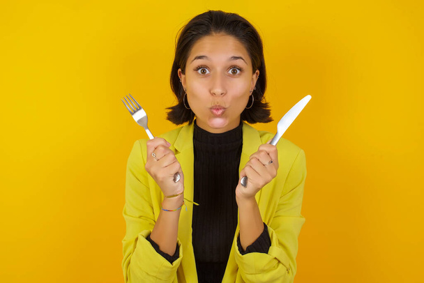 Malli nälkäinen tyttö tilalla kädessä haarukka veitsi haluavat maukasta namia pizza   - Valokuva, kuva