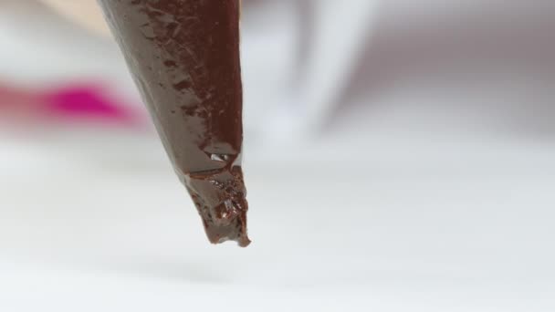 Detailní vymačkávání ganache krém z sáčku na pečivo, ručně dělané lanýžové bonbóny - Záběry, video