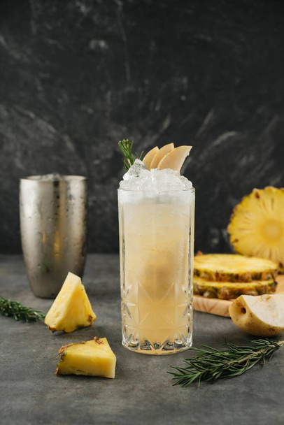 Fresco cocktail estivo di ananas  - Foto, immagini
