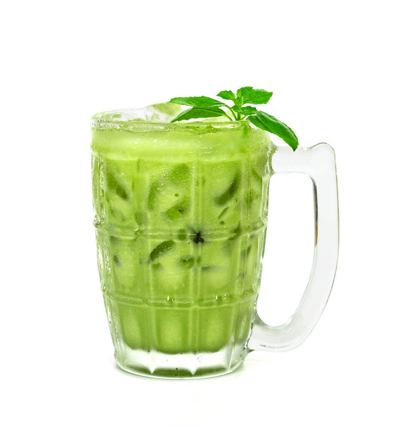 leche de té verde helado en un vaso aislado sobre fondo blanco  - Foto, imagen