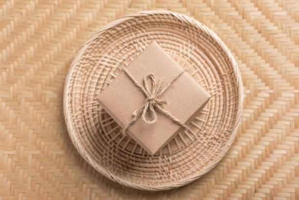 Coffret cadeau écologique en papier brun pour donner en journée spéciale, vue du dessus - Photo, image