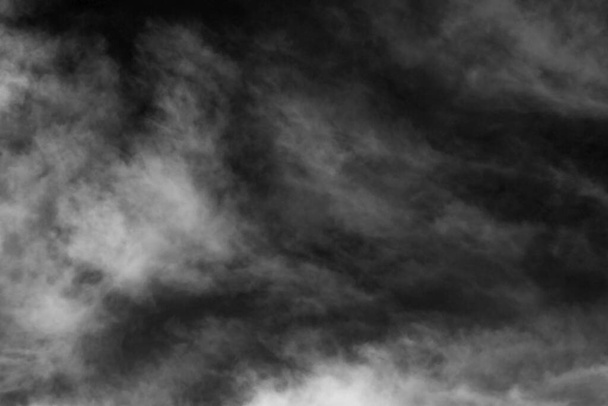 Nube texturizada, blanco abstracto, aislada sobre fondo negro - Foto, Imagen