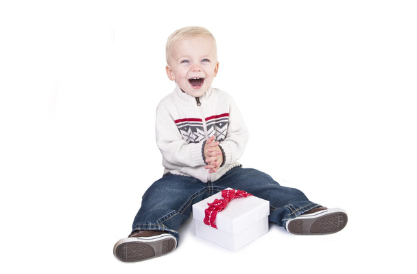 Criança animado sobre a abertura de seu presente
 - Foto, Imagem