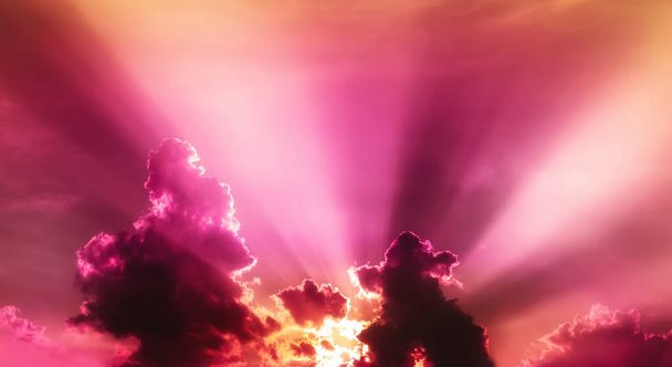 luz roja violeta y naranja al atardecer en el cielo nublado con nubes esponjosas - Foto, Imagen