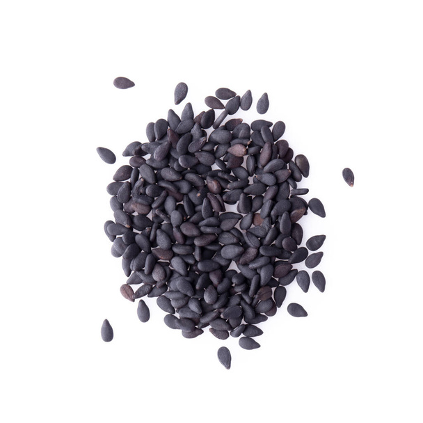 Czarne organiczne nasiona sezamu wyizolowane na białym tle. widok z góry. - Zdjęcie, obraz