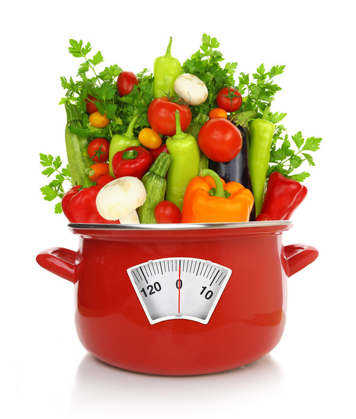Ernährungskonzept. Buntes Gemüse im roten Kochtopf  - Foto, Bild