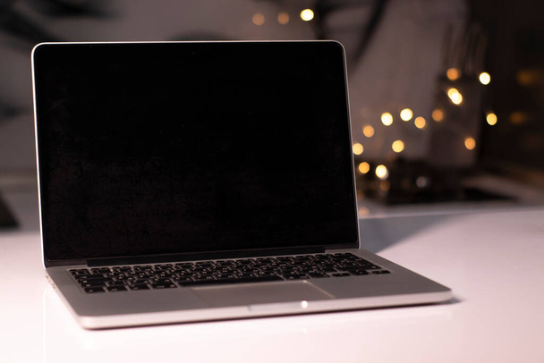 Ноутбук з чорним екраном біля прикрас Нового року. кристмас тема. шаблон - Фото, зображення