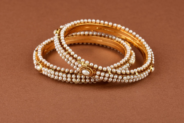 brazalete de perlas, brazaletes de perlas indias (moti), joyas tradicionales indias - Foto, imagen