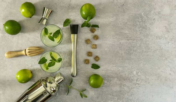 Erfrischender alkoholischer Minzcocktail Mojito mit Rum und Limette - Foto, Bild