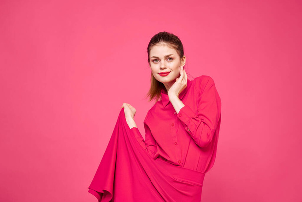 Γυναίκα σε ροζ φόντο σε μοντέρνα ρούχα και φωτεινό μακιγιάζ χτένισμα μοντέλο Copy Space - Φωτογραφία, εικόνα