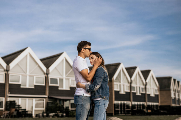 Romantic couple in embrance stand on building background. Travel vacation lifestyle concept - Foto, Imagem