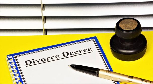 Boşanma kararnamesi. Formda yazılı metinler. İmza için kalem, yasal belge için mühür. - Fotoğraf, Görsel