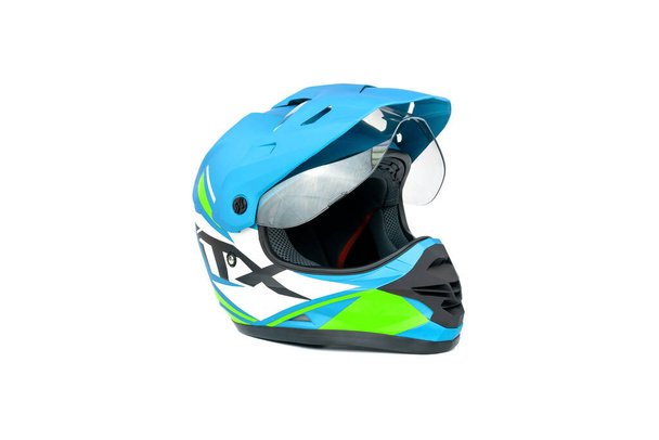 Belo design de um capacete motocross isolado no fundo branco. - Foto, Imagem