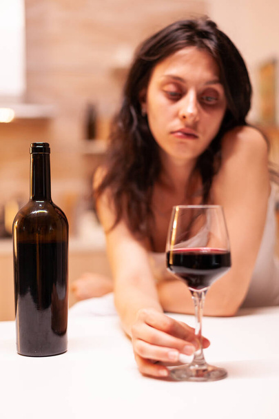 Женщина с алкогольной зависимостью - Фото, изображение