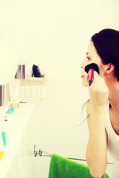 Doing the morning make-up. - Foto, afbeelding