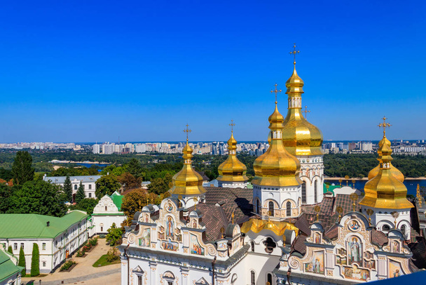 Näkymä Dormition katedraali Kiovan Pechersk Lavra (Kiovan luostari Luolat) ja Dnepr-joen Ukrainassa. Näkymä suuresta Lavra Bell Towerista - Valokuva, kuva