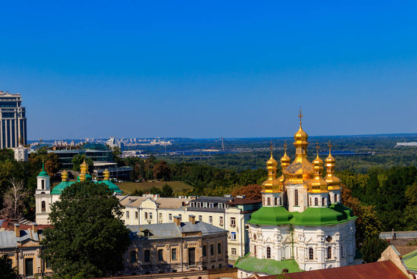 Vista de la Iglesia de Todos los Santos en Kiev Pechersk Lavra (Monasterio de las Cuevas de Kiev) en Ucrania. Paisaje urbano de Kiev - Foto, imagen
