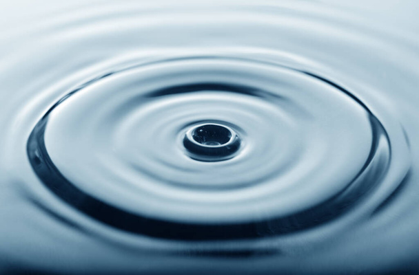 Gota de agua haciendo una forma - Foto, Imagen