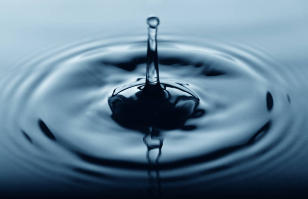 Kapka vody padající do vody - Fotografie, Obrázek