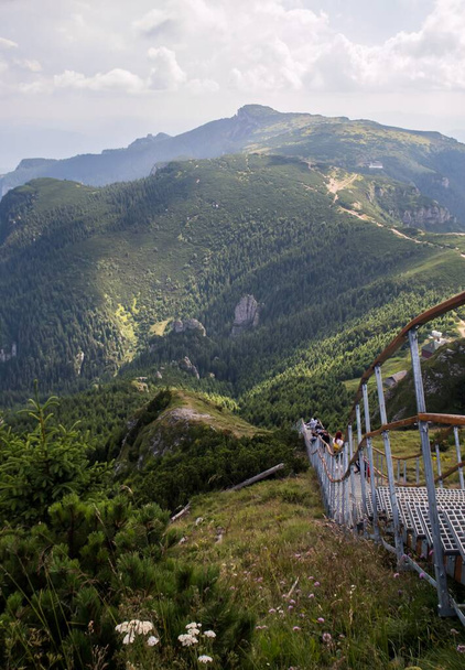 Trap naar beneden in de bergen - mensen op de berg - berglandschap, Varful Toaca, Roemenië - Foto, afbeelding