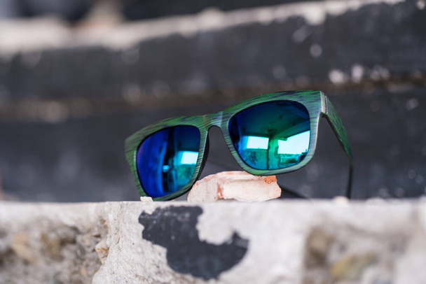 Классические солнцезащитные очки модели снимать в креативном помещении крупным планом. Селективный фокус - Фото, изображение