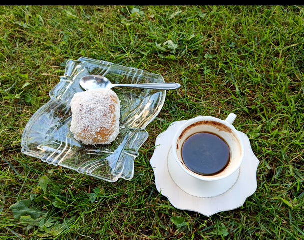 Die Tasse Kaffee auf einem morgendlichen Grasbild - Foto, Bild