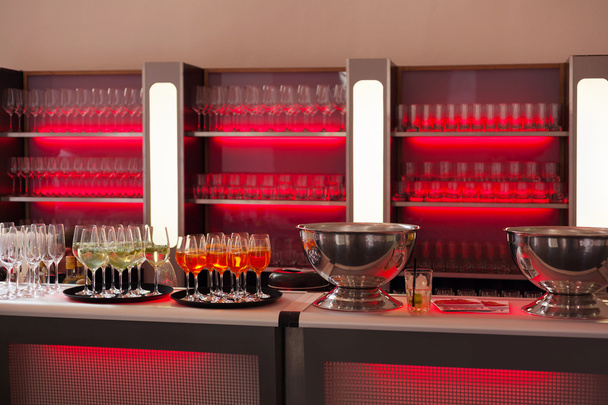Bar avec rétro-éclairage rouge
 - Photo, image