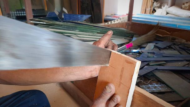 Timmerman snijplank handmatig met ijzeren zaag beweging vervagen - Foto, afbeelding