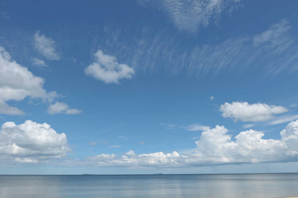 piękny widok na błękitne zachmurzone niebo i morze z piaskiem w słoneczny dzień (miał Sai Ree Beach, Chumphon, Tajlandia) - Zdjęcie, obraz