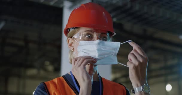 Inženýr středního věku si nasazuje masku - Záběry, video