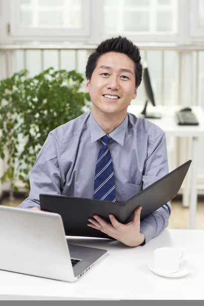 Businessman using  laptop - Fotó, kép