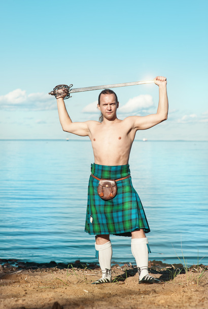 Schottischer Mann mit Schwert am Meer - Foto, Bild