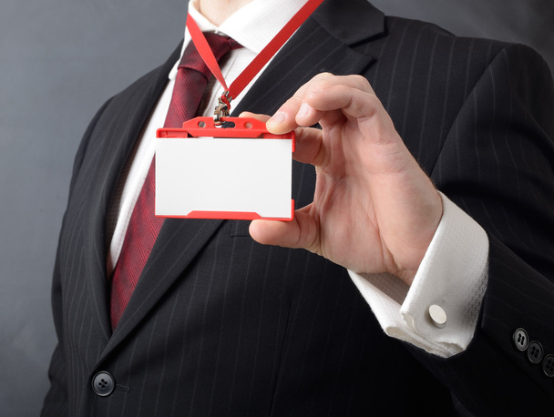 Homme en costume portant une carte d'identité ou un badge
 - Photo, image