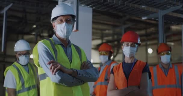 Уверенные инженеры в масках на электростанциях - Кадры, видео