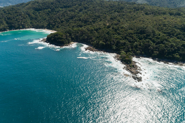 Landschap natuur uitzicht op prachtige tropische zee met uitzicht op zee in het zomerseizoen beeld door luchtfoto drone schot, hoge hoek uitzicht - Foto, afbeelding