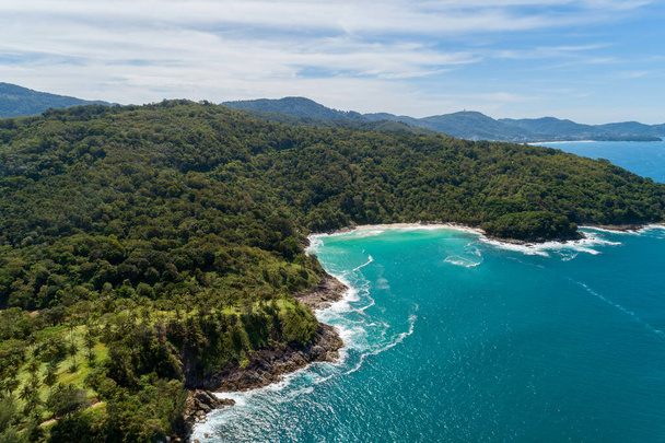 Paisaje naturaleza paisaje vista del hermoso mar tropical con vista a la costa del mar en la temporada de verano imagen por vista aérea drone shot, vista de ángulo alto - Foto, Imagen
