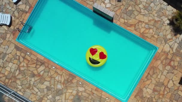 Mococa, Sao Paulo, Brasilien. Smile-Emoji-Pool-Float-Szene im Schwimmbad. Smile Emoticon Pool schweben im Schwimmbad.Pool schweben an einem Sommertag. Mococa, Sao Paulo, Brasilien. Schwimmszene im Schwimmbad. Schwimmbecken im Schwimmbad. - Filmmaterial, Video