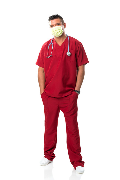 Beau jeune médecin avec masque buccal, stéthoscope
 - Photo, image