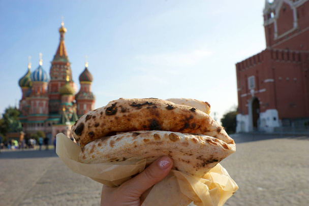 Jedzenie na ulicy. Neapolitańska pizza na tle Moskwy. Moskwa, Rosja, październik 2020. - Zdjęcie, obraz