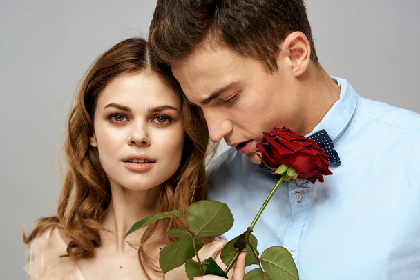 gyönyörű pár kapcsolat rózsa ajándék romantika ölelés fény háttér - Fotó, kép
