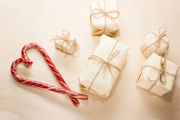 Confezione regalo di Natale in stile scandinavo. confezione regalo minimalista ed eco-friendly. Bastoncino di zucchero natalizio a forma di cuore - Foto, immagini
