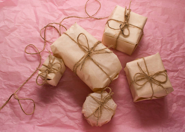 Karácsonyi ajándék csomagolása skandináv stílusban lapos. minimalista és környezetbarát ajándékcsomagolás. - Fotó, kép