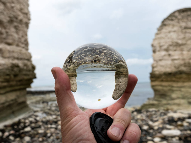 Sfera di vetro paesaggio costiero - Foto, immagini