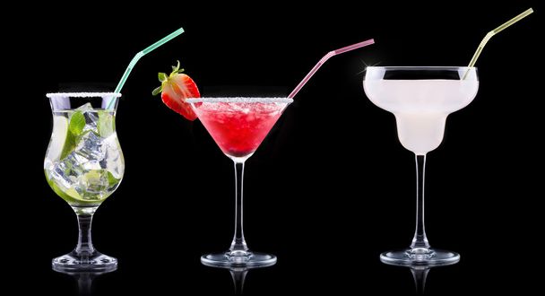 alcohol cocktail instellen met zomer fruit - Foto, afbeelding