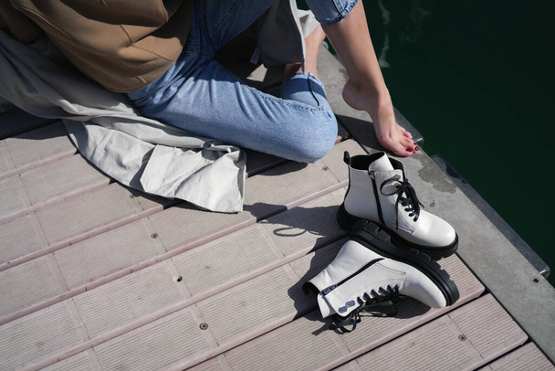 Kožená bílá bota s tkaničkami a masivními podrážkami. módní trend podzim zima 20 / 21 nové kolekce obuvi - Fotografie, Obrázek