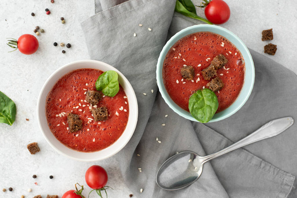 cold tomato soup gazpacho with spinach and rye croutons in small bowls - Φωτογραφία, εικόνα