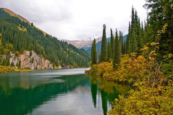 Herbst Landschaft Ansicht des Kolsay-Sees in Kasachstan. - Foto, Bild