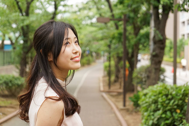 Jeune femme asiatique posant en plein air - Photo, image
